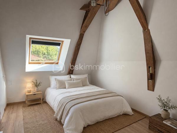 Rare sur la commune de St-Pierre-La-Cour, longère de 145m2 dont 125m2 de plain-pied, située à 2 kms du centre sur une parcelle de plus de 4000m2 avec une pièce d'eau ! Ne tardez pas à lire la suite, j'ai peut-être la maison dont vous rêvez ! 
Vous arriverez par un chemin privé, vous longerez la pièce d'eau pour au bout du chemin découvrir cette maison belle et longue maison en pierre. 
Nous commencerons la visite par le salon-séjour lumineux de 37m2 qui donne accès aussi au jardin. L'escalier tout récemment installé dessert la seule pièce de l'étage, une pièce de 20m2 récente qui sert aujourd'hui de chambre mais qui pourrait aisément devenir une salle de jeux, de sport ou encore un bureau. La charpente a été laissée apparente afin de donner du cachet à cette pièce, et c'est réussi ! 
Nous poursuivrons la visite du rez-de-chaussée avec la cuisine de 17m2, un très beau potentiel pour ses futurs propriétaires, comme sur la simulation que je vous ai mise en photo pour vous aider à vous projeter. 
Un couloir avec placard nous conduit à un wc séparé, une salle d'eau de 5m2 à rénover (comme pour la cuisine, je vous ai joins une photo avec une idée de projet)  et ensuite nous accèdons aux trois chambres qui ont toute la même particularité .... elles ont toutes les 3 un accès direct et privatif au jardin, rare encore ! La première chambre fait 12m2, la seconde 15m2 et la chambre parentale fait 22m2. Cette dernière a été séparée par un dressing. 
Vous souhaitez plus grand ? C'est possible puisque 60m2 de combles sont encore aménageables. 
Coté rangement, attenant et accessible par le salon-séjour et par une porte extérieur, vous découvrirez une buanderie arrière-cuisine de 22m2 (non comptabilisée dans la surface habitable). 
Le mode de chauffage de cette maison est un insert bois avec une soufflerie qui distribue la chaleur dans les pièces. 
Toutes les menuiseries sont en pvc double vitrage, elles ont été changées en 2017. La toiture et l'isolation des combles ont été refaits en 2010. La taxe foncière est de 590€.
Intéressant, depuis 2023 la maison est équipée de 7 panneaux solaires avec autoconsommation et revente du surplus ! 
La maison a un puits. La fosse septique est non conforme. 
Coté extérieur, vous pourrez profiter en toute tranquillité sans aucun vis à vis d'une parcelle d'environ 4300m2 avec une petite dépendance en pierre idéale pour un garage et belle surprise... une pièce d'eau pour les amateurs de partie de pêche en famille ou entre amis. 
Vous souhaitez un peu plus de terrain ? C'est possible, les propriétaires peuvent céder une parcelle constructible attenante d'environ 2000m2... . 
Alors, cette maison semble correspondre à vos critères de recherche ? 
Ne tardez pas, appelez-moi pour d'éventuels renseignements complémentaires et peut-être fixer une visite !
Et n'oubliez pas, Saint-Pierre-La-Cour est une commune dynamique de 2300 habitants avec une école privée, une école publique, un collège privé, un pôle enfance jeunesse, mais aussi, médecins, dentiste, kiné, centre de soins infirmiers, ostéopathes, orthophoniste, psychologue, sage-femme,  pharmacie, infirmières libérales ainsi que de nombreuses infrastructures sportives, des commerces (supérette, boulangerie, boucherie, coiffeurs, bar, etc), avec son accès rapide à l'axe Rennes-Laval et à l'autoroute ainsi que sa gare ferroviaire avec ses arrêts quotidiens.