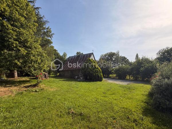 Rare sur la commune de St-Pierre-La-Cour, longère de 145m2 dont 125m2 de plain-pied, située à 2 kms du centre sur une parcelle de plus de 4000m2 avec une pièce d'eau ! Ne tardez pas à lire la suite, j'ai peut-être la maison dont vous rêvez ! 
Vous arriverez par un chemin privé, vous longerez la pièce d'eau pour au bout du chemin découvrir cette maison belle et longue maison en pierre. 
Nous commencerons la visite par le salon-séjour lumineux de 37m2 qui donne accès aussi au jardin. L'escalier tout récemment installé dessert la seule pièce de l'étage, une pièce de 20m2 récente qui sert aujourd'hui de chambre mais qui pourrait aisément devenir une salle de jeux, de sport ou encore un bureau. La charpente a été laissée apparente afin de donner du cachet à cette pièce, et c'est réussi ! 
Nous poursuivrons la visite du rez-de-chaussée avec la cuisine de 17m2, un très beau potentiel pour ses futurs propriétaires, comme sur la simulation que je vous ai mise en photo pour vous aider à vous projeter. 
Un couloir avec placard nous conduit à un wc séparé, une salle d'eau de 5m2 à rénover (comme pour la cuisine, je vous ai joins une photo avec une idée de projet)  et ensuite nous accèdons aux trois chambres qui ont toute la même particularité .... elles ont toutes les 3 un accès direct et privatif au jardin, rare encore ! La première chambre fait 12m2, la seconde 15m2 et la chambre parentale fait 22m2. Cette dernière a été séparée par un dressing. 
Vous souhaitez plus grand ? C'est possible puisque 60m2 de combles sont encore aménageables. 
Coté rangement, attenant et accessible par le salon-séjour et par une porte extérieur, vous découvrirez une buanderie arrière-cuisine de 22m2 (non comptabilisée dans la surface habitable). 
Le mode de chauffage de cette maison est un insert bois avec une soufflerie qui distribue la chaleur dans les pièces. 
Toutes les menuiseries sont en pvc double vitrage, elles ont été changées en 2017. La toiture et l'isolation des combles ont été refaits en 2010. La taxe foncière est de 590€.
Intéressant, depuis 2023 la maison est équipée de 7 panneaux solaires avec autoconsommation et revente du surplus ! 
La maison a un puits. La fosse septique est non conforme. 
Coté extérieur, vous pourrez profiter en toute tranquillité sans aucun vis à vis d'une parcelle d'environ 4300m2 avec une petite dépendance en pierre idéale pour un garage et belle surprise... une pièce d'eau pour les amateurs de partie de pêche en famille ou entre amis. 
Vous souhaitez un peu plus de terrain ? C'est possible, les propriétaires peuvent céder une parcelle constructible attenante d'environ 2000m2... . 
Alors, cette maison semble correspondre à vos critères de recherche ? 
Ne tardez pas, appelez-moi pour d'éventuels renseignements complémentaires et peut-être fixer une visite !
Et n'oubliez pas, Saint-Pierre-La-Cour est une commune dynamique de 2300 habitants avec une école privée, une école publique, un collège privé, un pôle enfance jeunesse, mais aussi, médecins, dentiste, kiné, centre de soins infirmiers, ostéopathes, orthophoniste, psychologue, sage-femme,  pharmacie, infirmières libérales ainsi que de nombreuses infrastructures sportives, des commerces (supérette, boulangerie, boucherie, coiffeurs, bar, etc), avec son accès rapide à l'axe Rennes-Laval et à l'autoroute ainsi que sa gare ferroviaire avec ses arrêts quotidiens.