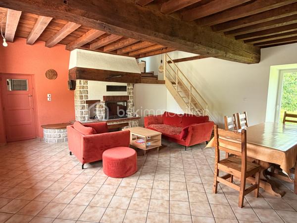 Rare sur la commune de St-Pierre-La-Cour, longère de 145m2 dont 125m2 de plain-pied, située à 2 kms du centre sur une parcelle de plus de 4000m2 avec une pièce d'eau ! Ne tardez pas à lire la suite, j'ai peut-être la maison dont vous rêvez ! 
Vous arriverez par un chemin privé, vous longerez la pièce d'eau pour au bout du chemin découvrir cette maison belle et longue maison en pierre. 
Nous commencerons la visite par le salon-séjour lumineux de 37m2 qui donne accès aussi au jardin. L'escalier tout récemment installé dessert la seule pièce de l'étage, une pièce de 20m2 récente qui sert aujourd'hui de chambre mais qui pourrait aisément devenir une salle de jeux, de sport ou encore un bureau. La charpente a été laissée apparente afin de donner du cachet à cette pièce, et c'est réussi ! 
Nous poursuivrons la visite du rez-de-chaussée avec la cuisine de 17m2, un très beau potentiel pour ses futurs propriétaires, comme sur la simulation que je vous ai mise en photo pour vous aider à vous projeter. 
Un couloir avec placard nous conduit à un wc séparé, une salle d'eau de 5m2 à rénover (comme pour la cuisine, je vous ai joins une photo avec une idée de projet)  et ensuite nous accèdons aux trois chambres qui ont toute la même particularité .... elles ont toutes les 3 un accès direct et privatif au jardin, rare encore ! La première chambre fait 12m2, la seconde 15m2 et la chambre parentale fait 22m2. Cette dernière a été séparée par un dressing. 
Vous souhaitez plus grand ? C'est possible puisque 60m2 de combles sont encore aménageables. 
Coté rangement, attenant et accessible par le salon-séjour et par une porte extérieur, vous découvrirez une buanderie arrière-cuisine de 22m2 (non comptabilisée dans la surface habitable). 
Le mode de chauffage de cette maison est un insert bois avec une soufflerie qui distribue la chaleur dans les pièces. 
Toutes les menuiseries sont en pvc double vitrage, elles ont été changées en 2017. La toiture et l'isolation des combles ont été refaits en 2010. La taxe foncière est de 590€.
Intéressant, depuis 2023 la maison est équipée de 7 panneaux solaires avec autoconsommation et revente du surplus ! 
La maison a un puits. La fosse septique est non conforme. 
Coté extérieur, vous pourrez profiter en toute tranquillité sans aucun vis à vis d'une parcelle d'environ 4300m2 avec une petite dépendance en pierre idéale pour un garage et belle surprise... une pièce d'eau pour les amateurs de partie de pêche en famille ou entre amis. 
Vous souhaitez un peu plus de terrain ? C'est possible, les propriétaires peuvent céder une parcelle constructible attenante d'environ 2000m2... . 
Alors, cette maison semble correspondre à vos critères de recherche ? 
Ne tardez pas, appelez-moi pour d'éventuels renseignements complémentaires et peut-être fixer une visite !
Et n'oubliez pas, Saint-Pierre-La-Cour est une commune dynamique de 2300 habitants avec une école privée, une école publique, un collège privé, un pôle enfance jeunesse, mais aussi, médecins, dentiste, kiné, centre de soins infirmiers, ostéopathes, orthophoniste, psychologue, sage-femme,  pharmacie, infirmières libérales ainsi que de nombreuses infrastructures sportives, des commerces (supérette, boulangerie, boucherie, coiffeurs, bar, etc), avec son accès rapide à l'axe Rennes-Laval et à l'autoroute ainsi que sa gare ferroviaire avec ses arrêts quotidiens.
