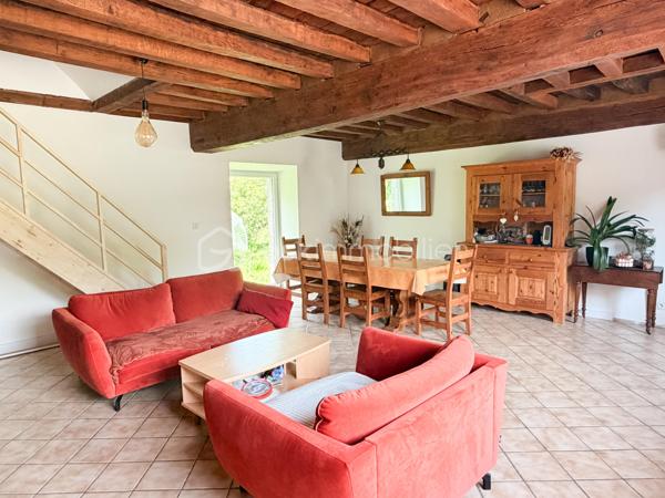 Rare sur la commune de St-Pierre-La-Cour, longère de 145m2 dont 125m2 de plain-pied, située à 2 kms du centre sur une parcelle de plus de 4000m2 avec une pièce d'eau ! Ne tardez pas à lire la suite, j'ai peut-être la maison dont vous rêvez ! 
Vous arriverez par un chemin privé, vous longerez la pièce d'eau pour au bout du chemin découvrir cette maison belle et longue maison en pierre. 
Nous commencerons la visite par le salon-séjour lumineux de 37m2 qui donne accès aussi au jardin. L'escalier tout récemment installé dessert la seule pièce de l'étage, une pièce de 20m2 récente qui sert aujourd'hui de chambre mais qui pourrait aisément devenir une salle de jeux, de sport ou encore un bureau. La charpente a été laissée apparente afin de donner du cachet à cette pièce, et c'est réussi ! 
Nous poursuivrons la visite du rez-de-chaussée avec la cuisine de 17m2, un très beau potentiel pour ses futurs propriétaires, comme sur la simulation que je vous ai mise en photo pour vous aider à vous projeter. 
Un couloir avec placard nous conduit à un wc séparé, une salle d'eau de 5m2 à rénover (comme pour la cuisine, je vous ai joins une photo avec une idée de projet)  et ensuite nous accèdons aux trois chambres qui ont toute la même particularité .... elles ont toutes les 3 un accès direct et privatif au jardin, rare encore ! La première chambre fait 12m2, la seconde 15m2 et la chambre parentale fait 22m2. Cette dernière a été séparée par un dressing. 
Vous souhaitez plus grand ? C'est possible puisque 60m2 de combles sont encore aménageables. 
Coté rangement, attenant et accessible par le salon-séjour et par une porte extérieur, vous découvrirez une buanderie arrière-cuisine de 22m2 (non comptabilisée dans la surface habitable). 
Le mode de chauffage de cette maison est un insert bois avec une soufflerie qui distribue la chaleur dans les pièces. 
Toutes les menuiseries sont en pvc double vitrage, elles ont été changées en 2017. La toiture et l'isolation des combles ont été refaits en 2010. La taxe foncière est de 590€.
Intéressant, depuis 2023 la maison est équipée de 7 panneaux solaires avec autoconsommation et revente du surplus ! 
La maison a un puits. La fosse septique est non conforme. 
Coté extérieur, vous pourrez profiter en toute tranquillité sans aucun vis à vis d'une parcelle d'environ 4300m2 avec une petite dépendance en pierre idéale pour un garage et belle surprise... une pièce d'eau pour les amateurs de partie de pêche en famille ou entre amis. 
Vous souhaitez un peu plus de terrain ? C'est possible, les propriétaires peuvent céder une parcelle constructible attenante d'environ 2000m2... . 
Alors, cette maison semble correspondre à vos critères de recherche ? 
Ne tardez pas, appelez-moi pour d'éventuels renseignements complémentaires et peut-être fixer une visite !
Et n'oubliez pas, Saint-Pierre-La-Cour est une commune dynamique de 2300 habitants avec une école privée, une école publique, un collège privé, un pôle enfance jeunesse, mais aussi, médecins, dentiste, kiné, centre de soins infirmiers, ostéopathes, orthophoniste, psychologue, sage-femme,  pharmacie, infirmières libérales ainsi que de nombreuses infrastructures sportives, des commerces (supérette, boulangerie, boucherie, coiffeurs, bar, etc), avec son accès rapide à l'axe Rennes-Laval et à l'autoroute ainsi que sa gare ferroviaire avec ses arrêts quotidiens.
