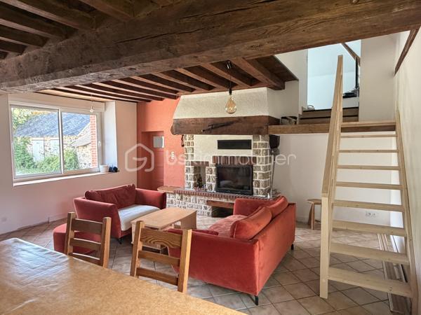 Rare sur la commune de St-Pierre-La-Cour, longère de 145m2 dont 125m2 de plain-pied, située à 2 kms du centre sur une parcelle de plus de 4000m2 avec une pièce d'eau ! Ne tardez pas à lire la suite, j'ai peut-être la maison dont vous rêvez ! 
Vous arriverez par un chemin privé, vous longerez la pièce d'eau pour au bout du chemin découvrir cette maison belle et longue maison en pierre. 
Nous commencerons la visite par le salon-séjour lumineux de 37m2 qui donne accès aussi au jardin. L'escalier tout récemment installé dessert la seule pièce de l'étage, une pièce de 20m2 récente qui sert aujourd'hui de chambre mais qui pourrait aisément devenir une salle de jeux, de sport ou encore un bureau. La charpente a été laissée apparente afin de donner du cachet à cette pièce, et c'est réussi ! 
Nous poursuivrons la visite du rez-de-chaussée avec la cuisine de 17m2, un très beau potentiel pour ses futurs propriétaires, comme sur la simulation que je vous ai mise en photo pour vous aider à vous projeter. 
Un couloir avec placard nous conduit à un wc séparé, une salle d'eau de 5m2 à rénover (comme pour la cuisine, je vous ai joins une photo avec une idée de projet)  et ensuite nous accèdons aux trois chambres qui ont toute la même particularité .... elles ont toutes les 3 un accès direct et privatif au jardin, rare encore ! La première chambre fait 12m2, la seconde 15m2 et la chambre parentale fait 22m2. Cette dernière a été séparée par un dressing. 
Vous souhaitez plus grand ? C'est possible puisque 60m2 de combles sont encore aménageables. 
Coté rangement, attenant et accessible par le salon-séjour et par une porte extérieur, vous découvrirez une buanderie arrière-cuisine de 22m2 (non comptabilisée dans la surface habitable). 
Le mode de chauffage de cette maison est un insert bois avec une soufflerie qui distribue la chaleur dans les pièces. 
Toutes les menuiseries sont en pvc double vitrage, elles ont été changées en 2017. La toiture et l'isolation des combles ont été refaits en 2010. La taxe foncière est de 590€.
Intéressant, depuis 2023 la maison est équipée de 7 panneaux solaires avec autoconsommation et revente du surplus ! 
La maison a un puits. La fosse septique est non conforme. 
Coté extérieur, vous pourrez profiter en toute tranquillité sans aucun vis à vis d'une parcelle d'environ 4300m2 avec une petite dépendance en pierre idéale pour un garage et belle surprise... une pièce d'eau pour les amateurs de partie de pêche en famille ou entre amis. 
Vous souhaitez un peu plus de terrain ? C'est possible, les propriétaires peuvent céder une parcelle constructible attenante d'environ 2000m2... . 
Alors, cette maison semble correspondre à vos critères de recherche ? 
Ne tardez pas, appelez-moi pour d'éventuels renseignements complémentaires et peut-être fixer une visite !
Et n'oubliez pas, Saint-Pierre-La-Cour est une commune dynamique de 2300 habitants avec une école privée, une école publique, un collège privé, un pôle enfance jeunesse, mais aussi, médecins, dentiste, kiné, centre de soins infirmiers, ostéopathes, orthophoniste, psychologue, sage-femme,  pharmacie, infirmières libérales ainsi que de nombreuses infrastructures sportives, des commerces (supérette, boulangerie, boucherie, coiffeurs, bar, etc), avec son accès rapide à l'axe Rennes-Laval et à l'autoroute ainsi que sa gare ferroviaire avec ses arrêts quotidiens.