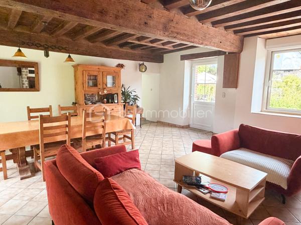 Rare sur la commune de St-Pierre-La-Cour, longère de 145m2 dont 125m2 de plain-pied, située à 2 kms du centre sur une parcelle de plus de 4000m2 avec une pièce d'eau ! Ne tardez pas à lire la suite, j'ai peut-être la maison dont vous rêvez ! 
Vous arriverez par un chemin privé, vous longerez la pièce d'eau pour au bout du chemin découvrir cette maison belle et longue maison en pierre. 
Nous commencerons la visite par le salon-séjour lumineux de 37m2 qui donne accès aussi au jardin. L'escalier tout récemment installé dessert la seule pièce de l'étage, une pièce de 20m2 récente qui sert aujourd'hui de chambre mais qui pourrait aisément devenir une salle de jeux, de sport ou encore un bureau. La charpente a été laissée apparente afin de donner du cachet à cette pièce, et c'est réussi ! 
Nous poursuivrons la visite du rez-de-chaussée avec la cuisine de 17m2, un très beau potentiel pour ses futurs propriétaires, comme sur la simulation que je vous ai mise en photo pour vous aider à vous projeter. 
Un couloir avec placard nous conduit à un wc séparé, une salle d'eau de 5m2 à rénover (comme pour la cuisine, je vous ai joins une photo avec une idée de projet)  et ensuite nous accèdons aux trois chambres qui ont toute la même particularité .... elles ont toutes les 3 un accès direct et privatif au jardin, rare encore ! La première chambre fait 12m2, la seconde 15m2 et la chambre parentale fait 22m2. Cette dernière a été séparée par un dressing. 
Vous souhaitez plus grand ? C'est possible puisque 60m2 de combles sont encore aménageables. 
Coté rangement, attenant et accessible par le salon-séjour et par une porte extérieur, vous découvrirez une buanderie arrière-cuisine de 22m2 (non comptabilisée dans la surface habitable). 
Le mode de chauffage de cette maison est un insert bois avec une soufflerie qui distribue la chaleur dans les pièces. 
Toutes les menuiseries sont en pvc double vitrage, elles ont été changées en 2017. La toiture et l'isolation des combles ont été refaits en 2010. La taxe foncière est de 590€.
Intéressant, depuis 2023 la maison est équipée de 7 panneaux solaires avec autoconsommation et revente du surplus ! 
La maison a un puits. La fosse septique est non conforme. 
Coté extérieur, vous pourrez profiter en toute tranquillité sans aucun vis à vis d'une parcelle d'environ 4300m2 avec une petite dépendance en pierre idéale pour un garage et belle surprise... une pièce d'eau pour les amateurs de partie de pêche en famille ou entre amis. 
Vous souhaitez un peu plus de terrain ? C'est possible, les propriétaires peuvent céder une parcelle constructible attenante d'environ 2000m2... . 
Alors, cette maison semble correspondre à vos critères de recherche ? 
Ne tardez pas, appelez-moi pour d'éventuels renseignements complémentaires et peut-être fixer une visite !
Et n'oubliez pas, Saint-Pierre-La-Cour est une commune dynamique de 2300 habitants avec une école privée, une école publique, un collège privé, un pôle enfance jeunesse, mais aussi, médecins, dentiste, kiné, centre de soins infirmiers, ostéopathes, orthophoniste, psychologue, sage-femme,  pharmacie, infirmières libérales ainsi que de nombreuses infrastructures sportives, des commerces (supérette, boulangerie, boucherie, coiffeurs, bar, etc), avec son accès rapide à l'axe Rennes-Laval et à l'autoroute ainsi que sa gare ferroviaire avec ses arrêts quotidiens.