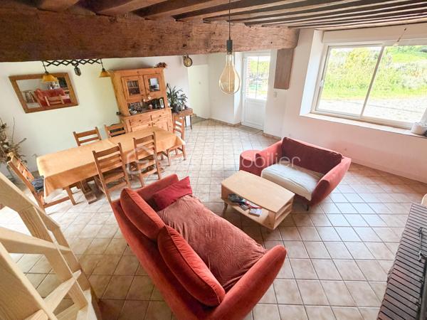 Rare sur la commune de St-Pierre-La-Cour, longère de 145m2 dont 125m2 de plain-pied, située à 2 kms du centre sur une parcelle de plus de 4000m2 avec une pièce d'eau ! Ne tardez pas à lire la suite, j'ai peut-être la maison dont vous rêvez ! 
Vous arriverez par un chemin privé, vous longerez la pièce d'eau pour au bout du chemin découvrir cette maison belle et longue maison en pierre. 
Nous commencerons la visite par le salon-séjour lumineux de 37m2 qui donne accès aussi au jardin. L'escalier tout récemment installé dessert la seule pièce de l'étage, une pièce de 20m2 récente qui sert aujourd'hui de chambre mais qui pourrait aisément devenir une salle de jeux, de sport ou encore un bureau. La charpente a été laissée apparente afin de donner du cachet à cette pièce, et c'est réussi ! 
Nous poursuivrons la visite du rez-de-chaussée avec la cuisine de 17m2, un très beau potentiel pour ses futurs propriétaires, comme sur la simulation que je vous ai mise en photo pour vous aider à vous projeter. 
Un couloir avec placard nous conduit à un wc séparé, une salle d'eau de 5m2 à rénover (comme pour la cuisine, je vous ai joins une photo avec une idée de projet)  et ensuite nous accèdons aux trois chambres qui ont toute la même particularité .... elles ont toutes les 3 un accès direct et privatif au jardin, rare encore ! La première chambre fait 12m2, la seconde 15m2 et la chambre parentale fait 22m2. Cette dernière a été séparée par un dressing. 
Vous souhaitez plus grand ? C'est possible puisque 60m2 de combles sont encore aménageables. 
Coté rangement, attenant et accessible par le salon-séjour et par une porte extérieur, vous découvrirez une buanderie arrière-cuisine de 22m2 (non comptabilisée dans la surface habitable). 
Le mode de chauffage de cette maison est un insert bois avec une soufflerie qui distribue la chaleur dans les pièces. 
Toutes les menuiseries sont en pvc double vitrage, elles ont été changées en 2017. La toiture et l'isolation des combles ont été refaits en 2010. La taxe foncière est de 590€.
Intéressant, depuis 2023 la maison est équipée de 7 panneaux solaires avec autoconsommation et revente du surplus ! 
La maison a un puits. La fosse septique est non conforme. 
Coté extérieur, vous pourrez profiter en toute tranquillité sans aucun vis à vis d'une parcelle d'environ 4300m2 avec une petite dépendance en pierre idéale pour un garage et belle surprise... une pièce d'eau pour les amateurs de partie de pêche en famille ou entre amis. 
Vous souhaitez un peu plus de terrain ? C'est possible, les propriétaires peuvent céder une parcelle constructible attenante d'environ 2000m2... . 
Alors, cette maison semble correspondre à vos critères de recherche ? 
Ne tardez pas, appelez-moi pour d'éventuels renseignements complémentaires et peut-être fixer une visite !
Et n'oubliez pas, Saint-Pierre-La-Cour est une commune dynamique de 2300 habitants avec une école privée, une école publique, un collège privé, un pôle enfance jeunesse, mais aussi, médecins, dentiste, kiné, centre de soins infirmiers, ostéopathes, orthophoniste, psychologue, sage-femme,  pharmacie, infirmières libérales ainsi que de nombreuses infrastructures sportives, des commerces (supérette, boulangerie, boucherie, coiffeurs, bar, etc), avec son accès rapide à l'axe Rennes-Laval et à l'autoroute ainsi que sa gare ferroviaire avec ses arrêts quotidiens.