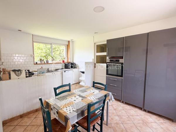 Rare sur la commune de St-Pierre-La-Cour, longère de 145m2 dont 125m2 de plain-pied, située à 2 kms du centre sur une parcelle de plus de 4000m2 avec une pièce d'eau ! Ne tardez pas à lire la suite, j'ai peut-être la maison dont vous rêvez ! 
Vous arriverez par un chemin privé, vous longerez la pièce d'eau pour au bout du chemin découvrir cette maison belle et longue maison en pierre. 
Nous commencerons la visite par le salon-séjour lumineux de 37m2 qui donne accès aussi au jardin. L'escalier tout récemment installé dessert la seule pièce de l'étage, une pièce de 20m2 récente qui sert aujourd'hui de chambre mais qui pourrait aisément devenir une salle de jeux, de sport ou encore un bureau. La charpente a été laissée apparente afin de donner du cachet à cette pièce, et c'est réussi ! 
Nous poursuivrons la visite du rez-de-chaussée avec la cuisine de 17m2, un très beau potentiel pour ses futurs propriétaires, comme sur la simulation que je vous ai mise en photo pour vous aider à vous projeter. 
Un couloir avec placard nous conduit à un wc séparé, une salle d'eau de 5m2 à rénover (comme pour la cuisine, je vous ai joins une photo avec une idée de projet)  et ensuite nous accèdons aux trois chambres qui ont toute la même particularité .... elles ont toutes les 3 un accès direct et privatif au jardin, rare encore ! La première chambre fait 12m2, la seconde 15m2 et la chambre parentale fait 22m2. Cette dernière a été séparée par un dressing. 
Vous souhaitez plus grand ? C'est possible puisque 60m2 de combles sont encore aménageables. 
Coté rangement, attenant et accessible par le salon-séjour et par une porte extérieur, vous découvrirez une buanderie arrière-cuisine de 22m2 (non comptabilisée dans la surface habitable). 
Le mode de chauffage de cette maison est un insert bois avec une soufflerie qui distribue la chaleur dans les pièces. 
Toutes les menuiseries sont en pvc double vitrage, elles ont été changées en 2017. La toiture et l'isolation des combles ont été refaits en 2010. La taxe foncière est de 590€.
Intéressant, depuis 2023 la maison est équipée de 7 panneaux solaires avec autoconsommation et revente du surplus ! 
La maison a un puits. La fosse septique est non conforme. 
Coté extérieur, vous pourrez profiter en toute tranquillité sans aucun vis à vis d'une parcelle d'environ 4300m2 avec une petite dépendance en pierre idéale pour un garage et belle surprise... une pièce d'eau pour les amateurs de partie de pêche en famille ou entre amis. 
Vous souhaitez un peu plus de terrain ? C'est possible, les propriétaires peuvent céder une parcelle constructible attenante d'environ 2000m2... . 
Alors, cette maison semble correspondre à vos critères de recherche ? 
Ne tardez pas, appelez-moi pour d'éventuels renseignements complémentaires et peut-être fixer une visite !
Et n'oubliez pas, Saint-Pierre-La-Cour est une commune dynamique de 2300 habitants avec une école privée, une école publique, un collège privé, un pôle enfance jeunesse, mais aussi, médecins, dentiste, kiné, centre de soins infirmiers, ostéopathes, orthophoniste, psychologue, sage-femme,  pharmacie, infirmières libérales ainsi que de nombreuses infrastructures sportives, des commerces (supérette, boulangerie, boucherie, coiffeurs, bar, etc), avec son accès rapide à l'axe Rennes-Laval et à l'autoroute ainsi que sa gare ferroviaire avec ses arrêts quotidiens.