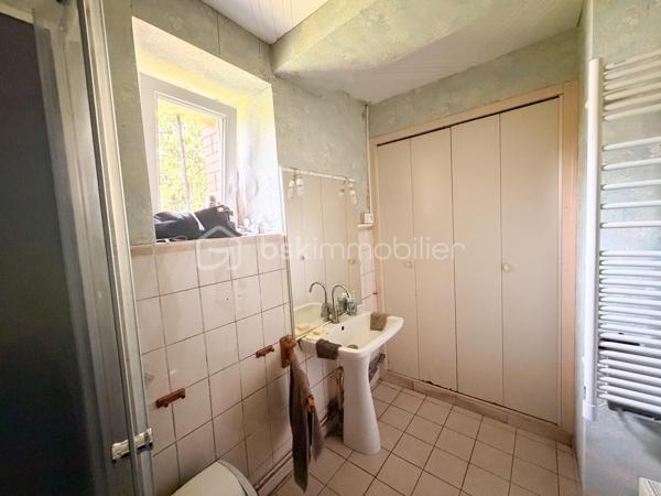 Rare sur la commune de St-Pierre-La-Cour, longère de 145m2 dont 125m2 de plain-pied, située à 2 kms du centre sur une parcelle de plus de 4000m2 avec une pièce d'eau ! Ne tardez pas à lire la suite, j'ai peut-être la maison dont vous rêvez ! 
Vous arriverez par un chemin privé, vous longerez la pièce d'eau pour au bout du chemin découvrir cette maison belle et longue maison en pierre. 
Nous commencerons la visite par le salon-séjour lumineux de 37m2 qui donne accès aussi au jardin. L'escalier tout récemment installé dessert la seule pièce de l'étage, une pièce de 20m2 récente qui sert aujourd'hui de chambre mais qui pourrait aisément devenir une salle de jeux, de sport ou encore un bureau. La charpente a été laissée apparente afin de donner du cachet à cette pièce, et c'est réussi ! 
Nous poursuivrons la visite du rez-de-chaussée avec la cuisine de 17m2, un très beau potentiel pour ses futurs propriétaires, comme sur la simulation que je vous ai mise en photo pour vous aider à vous projeter. 
Un couloir avec placard nous conduit à un wc séparé, une salle d'eau de 5m2 à rénover (comme pour la cuisine, je vous ai joins une photo avec une idée de projet)  et ensuite nous accèdons aux trois chambres qui ont toute la même particularité .... elles ont toutes les 3 un accès direct et privatif au jardin, rare encore ! La première chambre fait 12m2, la seconde 15m2 et la chambre parentale fait 22m2. Cette dernière a été séparée par un dressing. 
Vous souhaitez plus grand ? C'est possible puisque 60m2 de combles sont encore aménageables. 
Coté rangement, attenant et accessible par le salon-séjour et par une porte extérieur, vous découvrirez une buanderie arrière-cuisine de 22m2 (non comptabilisée dans la surface habitable). 
Le mode de chauffage de cette maison est un insert bois avec une soufflerie qui distribue la chaleur dans les pièces. 
Toutes les menuiseries sont en pvc double vitrage, elles ont été changées en 2017. La toiture et l'isolation des combles ont été refaits en 2010. La taxe foncière est de 590€.
Intéressant, depuis 2023 la maison est équipée de 7 panneaux solaires avec autoconsommation et revente du surplus ! 
La maison a un puits. La fosse septique est non conforme. 
Coté extérieur, vous pourrez profiter en toute tranquillité sans aucun vis à vis d'une parcelle d'environ 4300m2 avec une petite dépendance en pierre idéale pour un garage et belle surprise... une pièce d'eau pour les amateurs de partie de pêche en famille ou entre amis. 
Vous souhaitez un peu plus de terrain ? C'est possible, les propriétaires peuvent céder une parcelle constructible attenante d'environ 2000m2... . 
Alors, cette maison semble correspondre à vos critères de recherche ? 
Ne tardez pas, appelez-moi pour d'éventuels renseignements complémentaires et peut-être fixer une visite !
Et n'oubliez pas, Saint-Pierre-La-Cour est une commune dynamique de 2300 habitants avec une école privée, une école publique, un collège privé, un pôle enfance jeunesse, mais aussi, médecins, dentiste, kiné, centre de soins infirmiers, ostéopathes, orthophoniste, psychologue, sage-femme,  pharmacie, infirmières libérales ainsi que de nombreuses infrastructures sportives, des commerces (supérette, boulangerie, boucherie, coiffeurs, bar, etc), avec son accès rapide à l'axe Rennes-Laval et à l'autoroute ainsi que sa gare ferroviaire avec ses arrêts quotidiens.