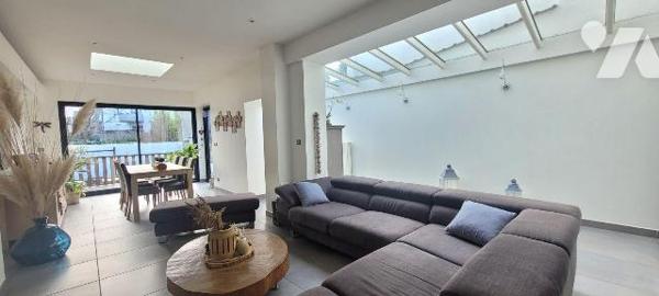 À proximité immédiate de la plage de Malo-les-Bains, cette maison coup de c?ur développe une su...