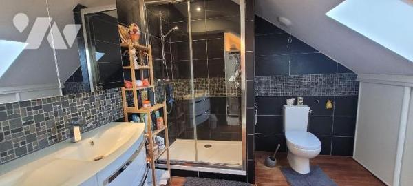 À proximité immédiate de la plage de Malo-les-Bains, cette maison coup de c?ur développe une su...