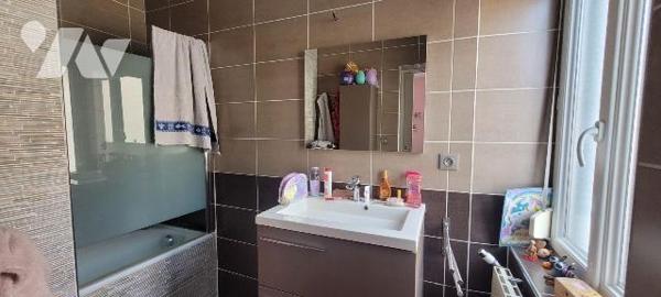 À proximité immédiate de la plage de Malo-les-Bains, cette maison coup de c?ur développe une su...