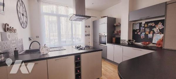 À proximité immédiate de la plage de Malo-les-Bains, cette maison coup de c?ur développe une su...