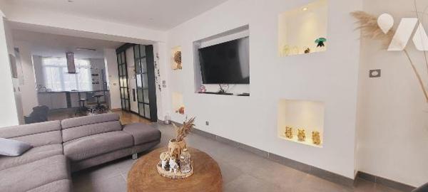 À proximité immédiate de la plage de Malo-les-Bains, cette maison coup de c?ur développe une su...