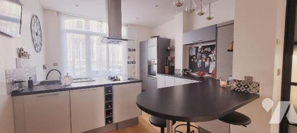 À proximité immédiate de la plage de Malo-les-Bains, cette maison coup de c?ur développe une su...