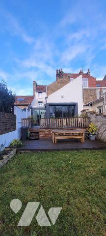 À proximité immédiate de la plage de Malo-les-Bains, cette maison coup de c?ur développe une su...