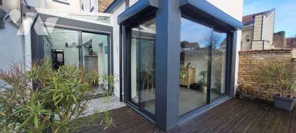 À proximité immédiate de la plage de Malo-les-Bains, cette maison coup de c?ur développe une su...