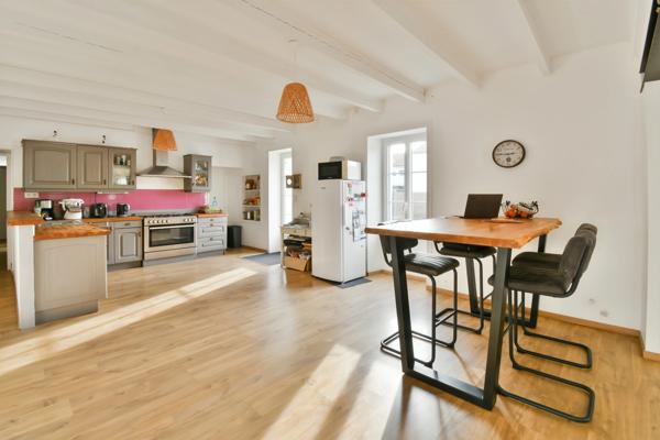 Maison à vendre 8 pièces proche de SURGERES (17)