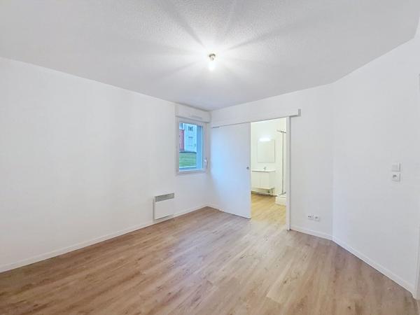 SAINT SEBASTIEN SUR LOIRE APPARTEMENT T2 RESIDENCE RECENTE STATIONNEMENT BALCON