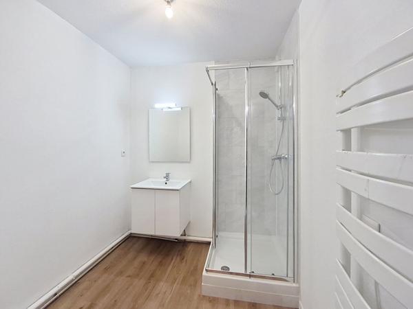 SAINT SEBASTIEN SUR LOIRE APPARTEMENT T2 RESIDENCE RECENTE STATIONNEMENT BALCON