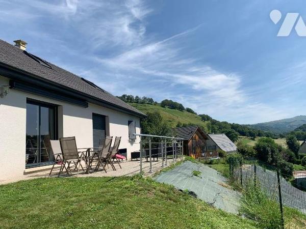 A vendre à Saint-Martin-Valmeroux (CANTAL), dans un lotissement calme offrant une jolie vue, à ...