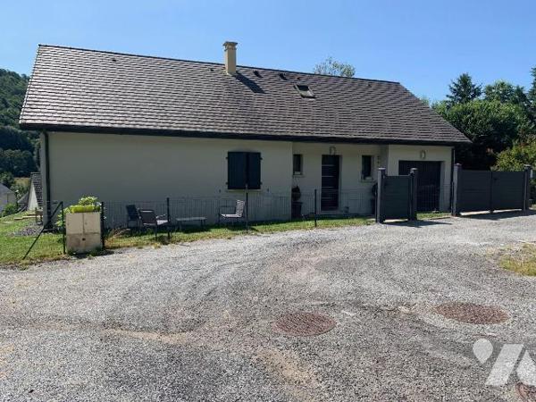 A vendre à Saint-Martin-Valmeroux (CANTAL), dans un lotissement calme offrant une jolie vue, à ...