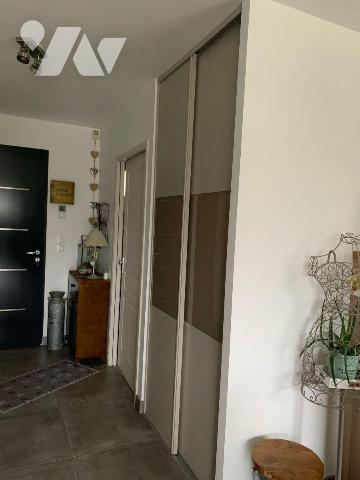 A vendre à Saint-Martin-Valmeroux (CANTAL), dans un lotissement calme offrant une jolie vue, à ...