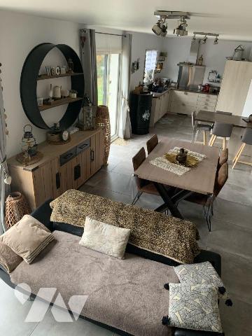 A vendre à Saint-Martin-Valmeroux (CANTAL), dans un lotissement calme offrant une jolie vue, à ...