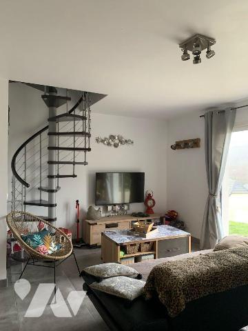 A vendre à Saint-Martin-Valmeroux (CANTAL), dans un lotissement calme offrant une jolie vue, à ...