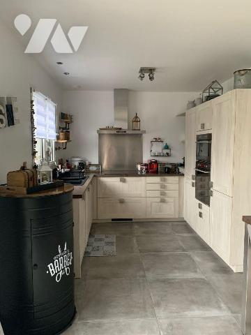 A vendre à Saint-Martin-Valmeroux (CANTAL), dans un lotissement calme offrant une jolie vue, à ...