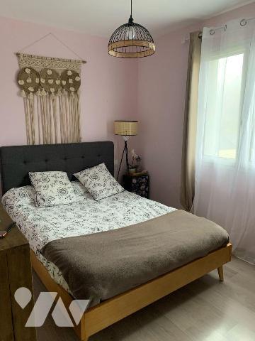 A vendre à Saint-Martin-Valmeroux (CANTAL), dans un lotissement calme offrant une jolie vue, à ...