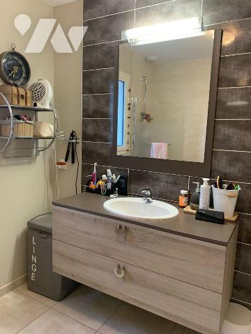 A vendre à Saint-Martin-Valmeroux (CANTAL), dans un lotissement calme offrant une jolie vue, à ...