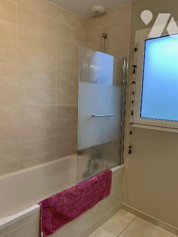 A vendre à Saint-Martin-Valmeroux (CANTAL), dans un lotissement calme offrant une jolie vue, à ...