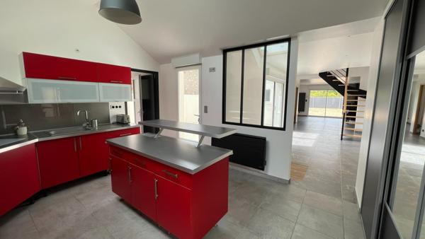 Maison entièrement rénovée intérieur et extérieur. Equivalent neuf. Très bonne performance énergétique. 3 ch dont suite parentale en rdc. Jardin. Garage.
