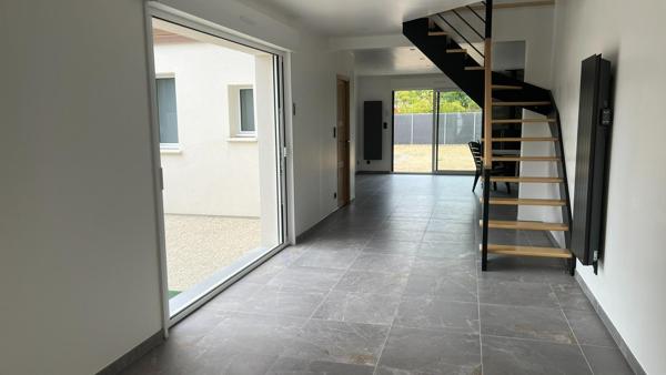 Maison entièrement rénovée intérieur et extérieur. Equivalent neuf. Très bonne performance énergétique. 3 ch dont suite parentale en rdc. Jardin. Garage.