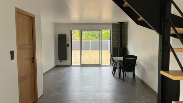 Maison entièrement rénovée intérieur et extérieur. Equivalent neuf. Très bonne performance énergétique. 3 ch dont suite parentale en rdc. Jardin. Garage.