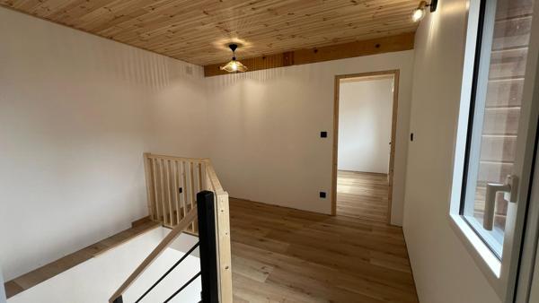 Maison entièrement rénovée intérieur et extérieur. Equivalent neuf. Très bonne performance énergétique. 3 ch dont suite parentale en rdc. Jardin. Garage.