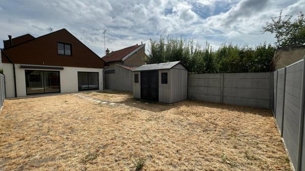 Maison entièrement rénovée intérieur et extérieur. Equivalent neuf. Très bonne performance énergétique. 3 ch dont suite parentale en rdc. Jardin. Garage.