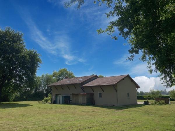 Jolie maison avec grand garage au calme