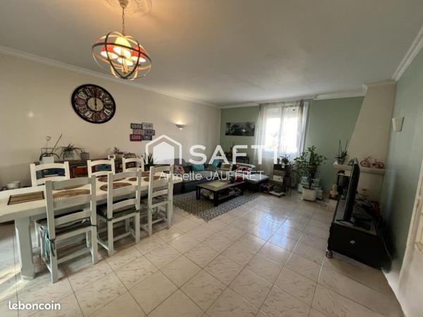 Quartier résidentiel maison non mitoyenne sur ssol