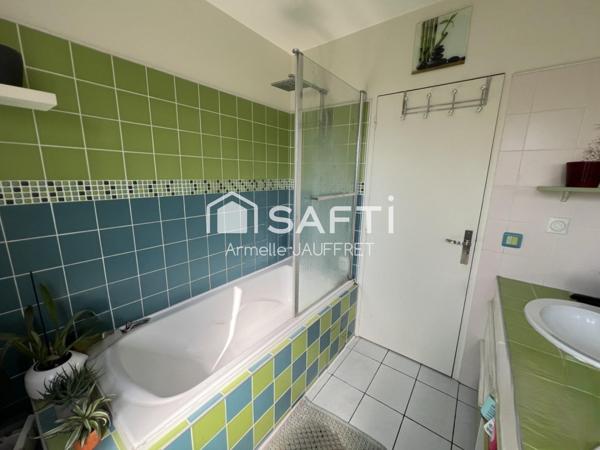 Quartier résidentiel maison non mitoyenne sur ssol