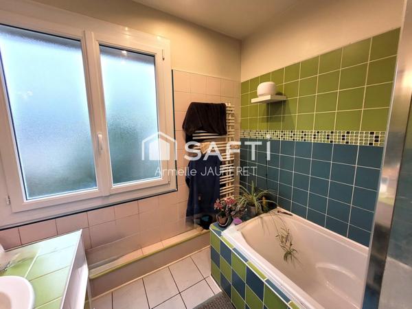 Quartier résidentiel maison non mitoyenne sur ssol