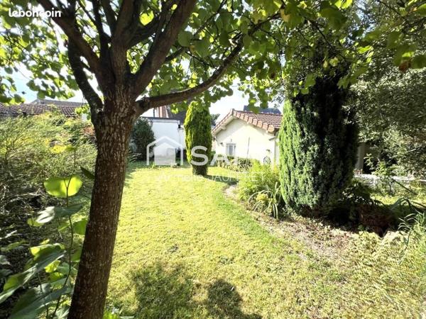 Quartier résidentiel maison non mitoyenne sur ssol