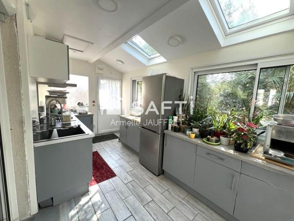 Quartier résidentiel maison non mitoyenne sur ssol