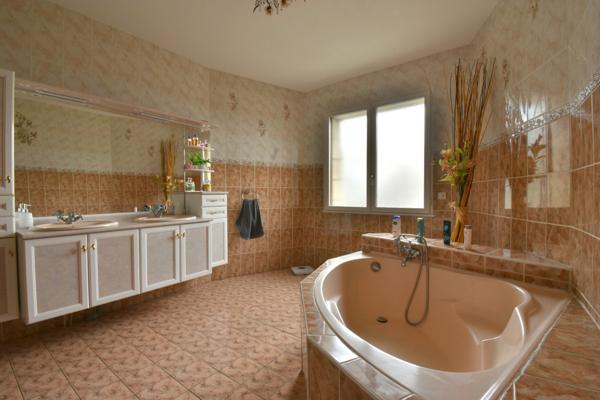 Dpt Mayenne (53), à vendre à 15 km de LAVAL Maison de caractère de 240 m² en granit avec parc paysager