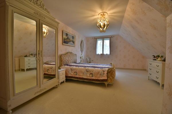 Dpt Mayenne (53), à vendre à 15 km de LAVAL Maison de caractère de 240 m² en granit avec parc paysager