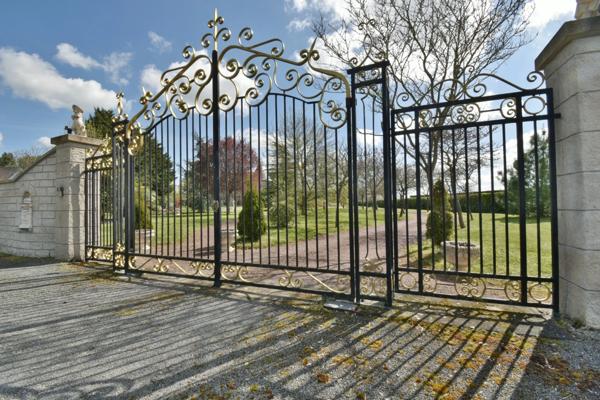 Dpt Mayenne (53), à vendre à 15 km de LAVAL Maison de caractère de 240 m² en granit avec parc paysager