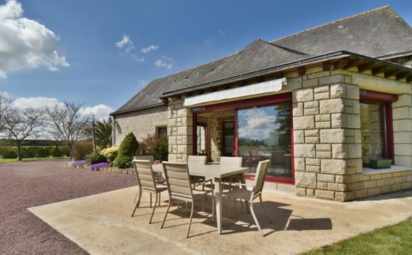 Dpt Mayenne (53), à vendre à 15 km de LAVAL Maison de caractère de 240 m² en granit avec parc paysager