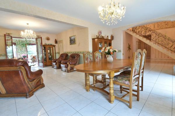 Dpt Mayenne (53), à vendre à 15 km de LAVAL Maison de caractère de 240 m² en granit avec parc paysager