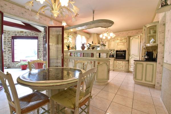 Dpt Mayenne (53), à vendre à 15 km de LAVAL Maison de caractère de 240 m² en granit avec parc paysager