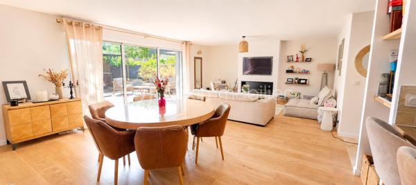 Située aux Ponts-de-Cé, dans un environnement calme et sans vis-à-vis, cette maison entièrement rénovée offrant 140 m² habitables et 171 m² au sol vous séduira par la qualité de sa rénovation, ses prestations soignées et son agencement parfaitement adapté à une vie de famille.

Dès l'entrée, vous découvrirez une belle pièce de vie lumineuse et chaleureuse d'environ 60m², largement ouverte sur une cuisine aménagée et équipée. Une grande baie vitrée prolonge naturellement cet espace vers la terrasse et le jardin, créant une véritable continuité entre intérieur et extérieur.

Le rez-de-chaussée offre un véritable confort de vie de plain-pied, avec une suite parentale bénéficiant d'un dressing, ainsi qu'une seconde chambre. Une salle de bain, un cellier et un WC complètent ce niveau.
À l'étage, l'espace nuit se poursuit avec deux chambres supplémentaires, une agréable mezzanine, une salle d'eau et un WC. Cet étage constitue un espace idéal pour les enfants, recevoir des proches ou aménager un espace bureau selon vos besoins.

Le confort est également au rendez-vous grâce à la climatisation présente dans chacune des chambres, ainsi que dans l'ensemble de l'étage et la suite parentale. Une prestation particulièrement appréciable au quotidien, été comme hiver.
La maison a fait l'objet d'une rénovation complète avec une attention particulière sur les équipements et aux finitions, permettant de bénéficier d'un bien parfaitement entretenu et prêt à vivre, sans travaux à prévoir.

À l'extérieur, vous profiterez d'une parcelle de 416 m², agrémentée d'une terrasse et d'un jardin bénéficiant d'un environnement préservé et sans vis-à-vis, idéal pour les repas en extérieur, les moments de détente ou les jeux des enfants.

Les + qui font la différence :

Vie de plain-pied
Suite parentale avec dressing au rez-de-chaussée + seconde chambre ou bureau
4 chambres au total
Maison entièrement rénovée
Environ 140 m² habitables et 171 m² au sol
Belle pièce de vie ouverte sur la cuisine
Grande baie vitrée sur terrasse et jardin
Climatisation dans toutes les chambres
Jardin et terrasse
Calme et absence de vis-à-vis
Parcelle de 416 m²

Une maison élégante, confortable et parfaitement pensée pour une vie de famille, offrant à la fois le confort d'une vie de plain-pied, de beaux volumes à l'étage et des prestations de qualité. Un bien rare à découvrir aux Ponts-de-Cé.

Mode de chauffage : GAZ chauffage au sol et climatisation
Taxe foncière : 1900€
DPE C