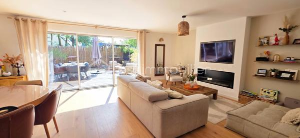 Située aux Ponts-de-Cé, dans un environnement calme et sans vis-à-vis, cette maison entièrement rénovée offrant 140 m² habitables et 171 m² au sol vous séduira par la qualité de sa rénovation, ses prestations soignées et son agencement parfaitement adapté à une vie de famille.

Dès l'entrée, vous découvrirez une belle pièce de vie lumineuse et chaleureuse d'environ 60m², largement ouverte sur une cuisine aménagée et équipée. Une grande baie vitrée prolonge naturellement cet espace vers la terrasse et le jardin, créant une véritable continuité entre intérieur et extérieur.

Le rez-de-chaussée offre un véritable confort de vie de plain-pied, avec une suite parentale bénéficiant d'un dressing, ainsi qu'une seconde chambre. Une salle de bain, un cellier et un WC complètent ce niveau.
À l'étage, l'espace nuit se poursuit avec deux chambres supplémentaires, une agréable mezzanine, une salle d'eau et un WC. Cet étage constitue un espace idéal pour les enfants, recevoir des proches ou aménager un espace bureau selon vos besoins.

Le confort est également au rendez-vous grâce à la climatisation présente dans chacune des chambres, ainsi que dans l'ensemble de l'étage et la suite parentale. Une prestation particulièrement appréciable au quotidien, été comme hiver.
La maison a fait l'objet d'une rénovation complète avec une attention particulière sur les équipements et aux finitions, permettant de bénéficier d'un bien parfaitement entretenu et prêt à vivre, sans travaux à prévoir.

À l'extérieur, vous profiterez d'une parcelle de 416 m², agrémentée d'une terrasse et d'un jardin bénéficiant d'un environnement préservé et sans vis-à-vis, idéal pour les repas en extérieur, les moments de détente ou les jeux des enfants.

Les + qui font la différence :

Vie de plain-pied
Suite parentale avec dressing au rez-de-chaussée + seconde chambre ou bureau
4 chambres au total
Maison entièrement rénovée
Environ 140 m² habitables et 171 m² au sol
Belle pièce de vie ouverte sur la cuisine
Grande baie vitrée sur terrasse et jardin
Climatisation dans toutes les chambres
Jardin et terrasse
Calme et absence de vis-à-vis
Parcelle de 416 m²

Une maison élégante, confortable et parfaitement pensée pour une vie de famille, offrant à la fois le confort d'une vie de plain-pied, de beaux volumes à l'étage et des prestations de qualité. Un bien rare à découvrir aux Ponts-de-Cé.

Mode de chauffage : GAZ chauffage au sol et climatisation
Taxe foncière : 1900€
DPE C
