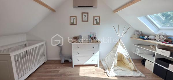 Située aux Ponts-de-Cé, dans un environnement calme et sans vis-à-vis, cette maison entièrement rénovée offrant 140 m² habitables et 171 m² au sol vous séduira par la qualité de sa rénovation, ses prestations soignées et son agencement parfaitement adapté à une vie de famille.

Dès l'entrée, vous découvrirez une belle pièce de vie lumineuse et chaleureuse d'environ 60m², largement ouverte sur une cuisine aménagée et équipée. Une grande baie vitrée prolonge naturellement cet espace vers la terrasse et le jardin, créant une véritable continuité entre intérieur et extérieur.

Le rez-de-chaussée offre un véritable confort de vie de plain-pied, avec une suite parentale bénéficiant d'un dressing, ainsi qu'une seconde chambre. Une salle de bain, un cellier et un WC complètent ce niveau.
À l'étage, l'espace nuit se poursuit avec deux chambres supplémentaires, une agréable mezzanine, une salle d'eau et un WC. Cet étage constitue un espace idéal pour les enfants, recevoir des proches ou aménager un espace bureau selon vos besoins.

Le confort est également au rendez-vous grâce à la climatisation présente dans chacune des chambres, ainsi que dans l'ensemble de l'étage et la suite parentale. Une prestation particulièrement appréciable au quotidien, été comme hiver.
La maison a fait l'objet d'une rénovation complète avec une attention particulière sur les équipements et aux finitions, permettant de bénéficier d'un bien parfaitement entretenu et prêt à vivre, sans travaux à prévoir.

À l'extérieur, vous profiterez d'une parcelle de 416 m², agrémentée d'une terrasse et d'un jardin bénéficiant d'un environnement préservé et sans vis-à-vis, idéal pour les repas en extérieur, les moments de détente ou les jeux des enfants.

Les + qui font la différence :

Vie de plain-pied
Suite parentale avec dressing au rez-de-chaussée + seconde chambre ou bureau
4 chambres au total
Maison entièrement rénovée
Environ 140 m² habitables et 171 m² au sol
Belle pièce de vie ouverte sur la cuisine
Grande baie vitrée sur terrasse et jardin
Climatisation dans toutes les chambres
Jardin et terrasse
Calme et absence de vis-à-vis
Parcelle de 416 m²

Une maison élégante, confortable et parfaitement pensée pour une vie de famille, offrant à la fois le confort d'une vie de plain-pied, de beaux volumes à l'étage et des prestations de qualité. Un bien rare à découvrir aux Ponts-de-Cé.

Mode de chauffage : GAZ chauffage au sol et climatisation
Taxe foncière : 1900€
DPE C