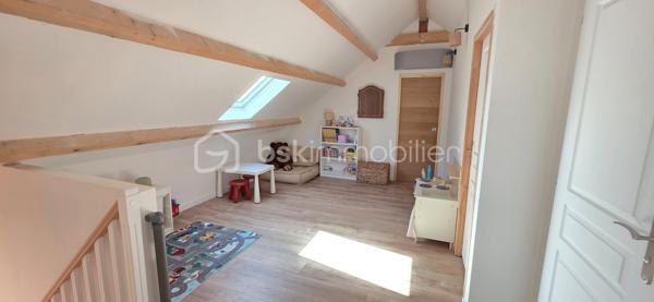 Située aux Ponts-de-Cé, dans un environnement calme et sans vis-à-vis, cette maison entièrement rénovée offrant 140 m² habitables et 171 m² au sol vous séduira par la qualité de sa rénovation, ses prestations soignées et son agencement parfaitement adapté à une vie de famille.

Dès l'entrée, vous découvrirez une belle pièce de vie lumineuse et chaleureuse d'environ 60m², largement ouverte sur une cuisine aménagée et équipée. Une grande baie vitrée prolonge naturellement cet espace vers la terrasse et le jardin, créant une véritable continuité entre intérieur et extérieur.

Le rez-de-chaussée offre un véritable confort de vie de plain-pied, avec une suite parentale bénéficiant d'un dressing, ainsi qu'une seconde chambre. Une salle de bain, un cellier et un WC complètent ce niveau.
À l'étage, l'espace nuit se poursuit avec deux chambres supplémentaires, une agréable mezzanine, une salle d'eau et un WC. Cet étage constitue un espace idéal pour les enfants, recevoir des proches ou aménager un espace bureau selon vos besoins.

Le confort est également au rendez-vous grâce à la climatisation présente dans chacune des chambres, ainsi que dans l'ensemble de l'étage et la suite parentale. Une prestation particulièrement appréciable au quotidien, été comme hiver.
La maison a fait l'objet d'une rénovation complète avec une attention particulière sur les équipements et aux finitions, permettant de bénéficier d'un bien parfaitement entretenu et prêt à vivre, sans travaux à prévoir.

À l'extérieur, vous profiterez d'une parcelle de 416 m², agrémentée d'une terrasse et d'un jardin bénéficiant d'un environnement préservé et sans vis-à-vis, idéal pour les repas en extérieur, les moments de détente ou les jeux des enfants.

Les + qui font la différence :

Vie de plain-pied
Suite parentale avec dressing au rez-de-chaussée + seconde chambre ou bureau
4 chambres au total
Maison entièrement rénovée
Environ 140 m² habitables et 171 m² au sol
Belle pièce de vie ouverte sur la cuisine
Grande baie vitrée sur terrasse et jardin
Climatisation dans toutes les chambres
Jardin et terrasse
Calme et absence de vis-à-vis
Parcelle de 416 m²

Une maison élégante, confortable et parfaitement pensée pour une vie de famille, offrant à la fois le confort d'une vie de plain-pied, de beaux volumes à l'étage et des prestations de qualité. Un bien rare à découvrir aux Ponts-de-Cé.

Mode de chauffage : GAZ chauffage au sol et climatisation
Taxe foncière : 1900€
DPE C